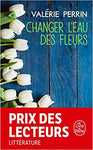 Changer l'eau des fleurs